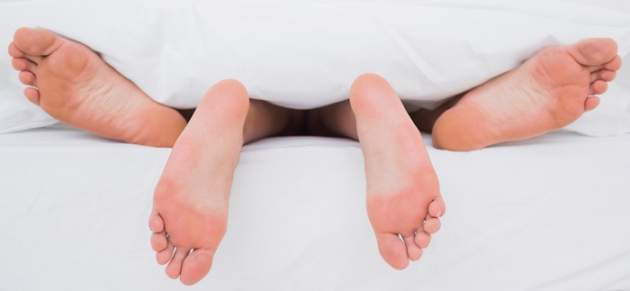 Nohy v posteli