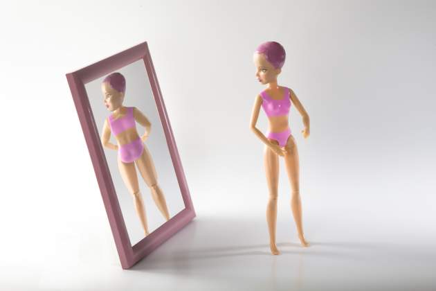 Bábika pri zrkadle