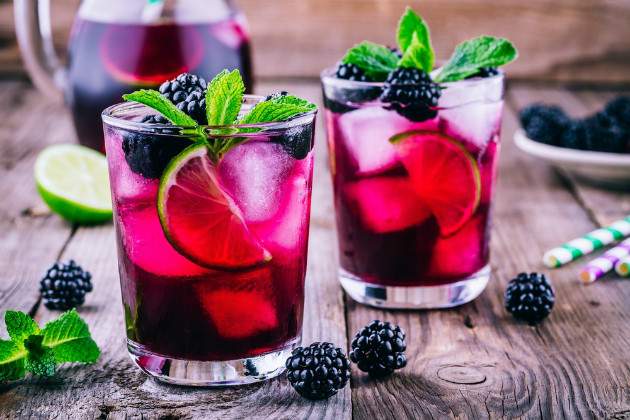 Limonáda s černicami a šalviou Limonáda s černicami a šalviou
