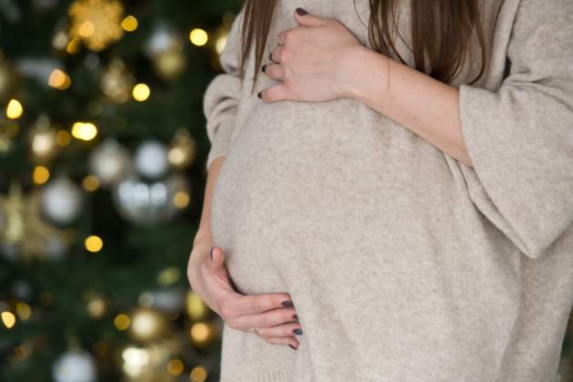 babatko pod stromcek, tehotna zena babatko pod stromcek, tehotna zena