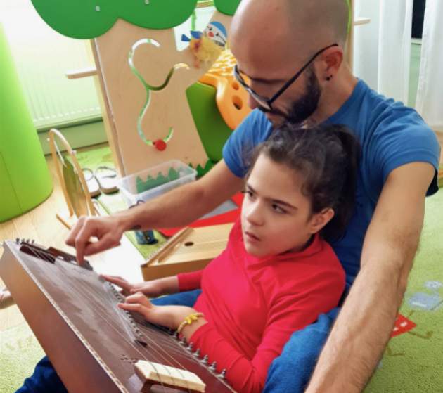 Aktívna muzikoterapia Aktívna muzikoterapia
