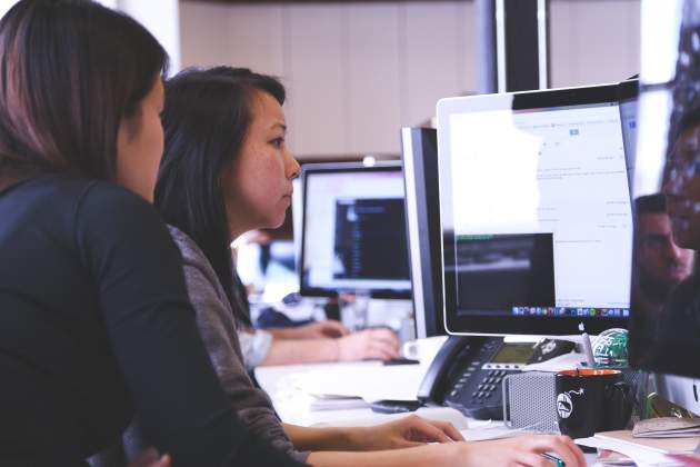 Modré svetlo z monitorov počítačov Modré svetlo z monitorov počítačov