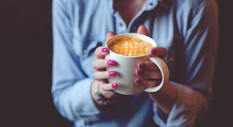 Tri až päť šálok kávy denne znižuje riziko infarktu a mŕtvice až o 15%, súvislosť medzi kofeínom a spánkom nie je, tvrdia vedci