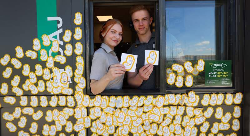 Darujte nádej jednou samolepkou Ručičky – McDonald’s opäť spája srdcia