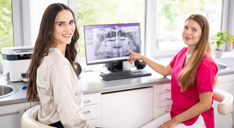 Neviditeľný strojček na zuby po 40-ke: neskoro alebo ideálny čas?